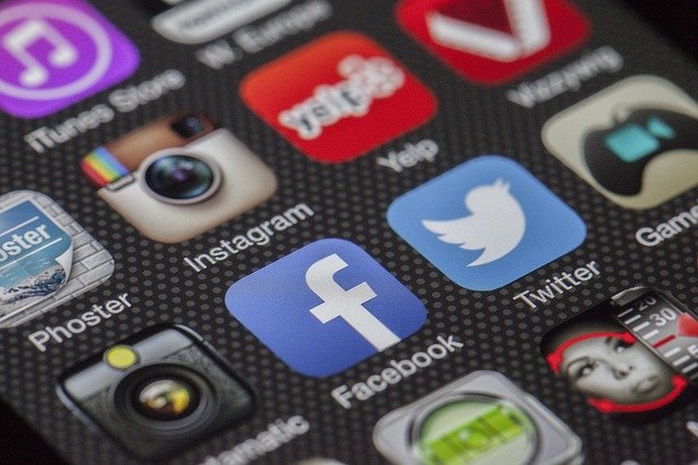 telefon s FB ikonkou