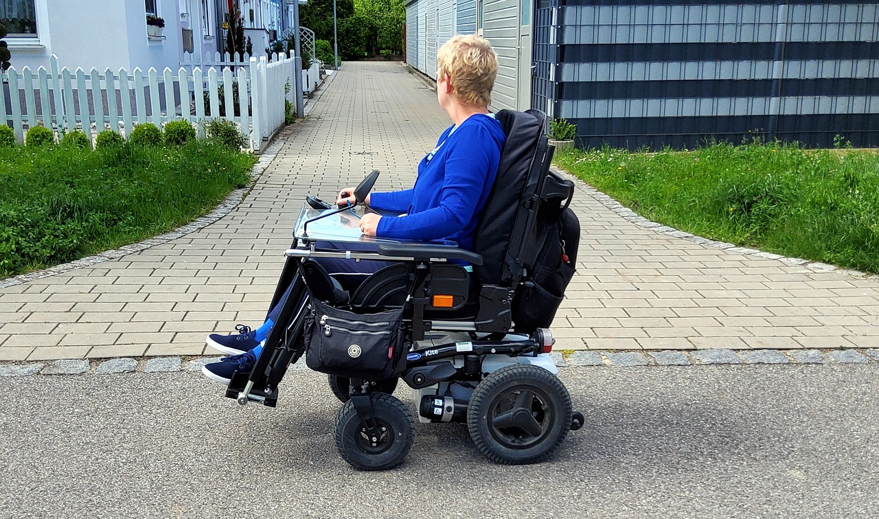 Jsou různé typy invalidních vozíků. 